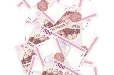 500 Macar forint banknotu beyazın üzerinde izole bir şekilde uçuyor. Birçok banknot sol ve sağ tarafta beyaz kopya alanı ile düşüyor