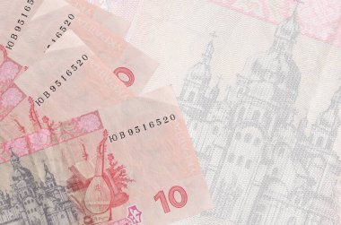 10 Ukrayna hrivniası banknotları büyük yarı şeffaf banknotların arka planında duruyor. Kopyalama alanı olan soyut iş arkaplanı