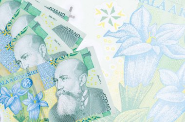 1 Romen ley faturası büyük yarı şeffaf banknotun arka planında yer alıyor. Kopyalama alanı olan soyut iş arkaplanı
