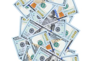 100 dolarlık banknotlar beyazlar üzerinde izole bir şekilde uçuyor. Birçok banknot sol ve sağ tarafta beyaz kopya alanı ile düşüyor