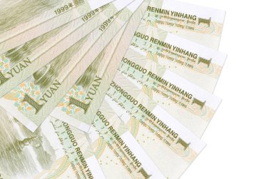 1 Çin yuanı banknotları beyaz arka planda izole bir şekilde duruyor ve fotokopi alanı fan şeklinde üst üste yığılmış. Finansal işlemler kavramı
