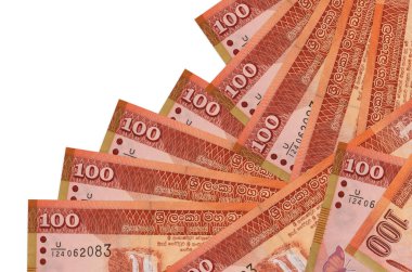 100 Sri Lanka rupisi banknotları beyaza izole edilmiş farklı bir sırayla yatar. Yerel bankacılık ya da para kazanma konsepti. İş arkaplanı afişi