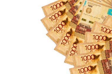 1000 Kazakistan tenge banknotu beyaz arka planda, kopyalama alanı ile izole bir şekilde duruyor. Zengin yaşam kavramsal geçmişi. Büyük miktarda ulusal para birimi zenginliği