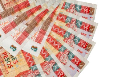 Üstü açılabilen 3 Küba pezosu beyaz arka planda izole edilmiş bir şekilde duruyor ve fotokopi alanı da yakın planda. Finansal işlemler kavramı