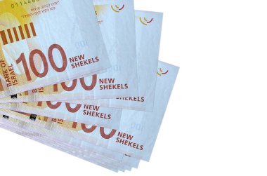 100 İsrailli yeni şekel banknotlar küçük gruplar halinde ya da beyaza izole edilmiş paketler halinde yatar. Kopyalama alanı olan bir model. İş ve para değişimi kavramı