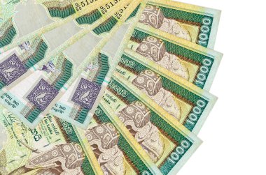 1000 Sri Lanka rupi banknotları beyaz arka planda izole edilmiş, fotokopi alanı da yakın planda. Finansal işlemler kavramı