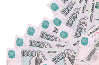 1000 rusya rublesi banknotları beyaza izole edilmiş farklı bir sırayla yatar. Yerel bankacılık ya da para kazanma konsepti. İş arkaplanı afişi