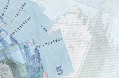 5 Ukrayna hrivniası faturası büyük yarı şeffaf banknotun arka planında duruyor. Kopyalama alanı olan soyut iş arkaplanı