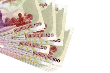 100 Kamboçyalı isyan senedi küçük gruplar halinde ya da beyazlar üzerine izole edilmiş paketler halinde yatar. Kopyalama alanı olan bir model. İş ve para değişimi kavramı