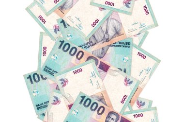 Beyaz üzerine izole edilmiş 1000 Endonezya rupiası. Birçok banknot sol ve sağ tarafta beyaz kopya alanı ile düşüyor