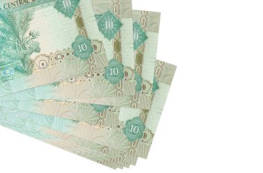 10 BAE dirhem banknotları küçük gruplar halinde ya da beyaza izole edilmiş paketler halinde yatar. Kopyalama alanı olan bir model. İş ve para değişimi kavramı