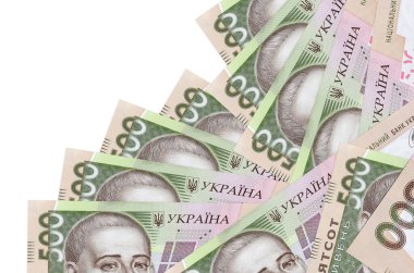 500 Ukrayna hrivniası banknotu beyazın üzerinde ayrı bir sırayla yatıyor. Yerel bankacılık ya da para kazanma konsepti. İş arkaplanı afişi