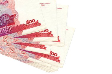 500 Kamboçyalı isyan senedi küçük gruplar halinde ya da beyazlara ayrılmış paketler halinde yatar. Kopyalama alanı olan bir model. İş ve para değişimi kavramı