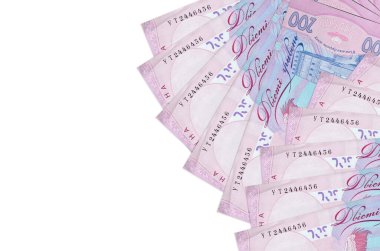 200 Ukrayna hrivniası banknotu beyaz arka planda fotokopi uzayı ile izole edilmiş olarak yatıyor. Zengin yaşam kavramsal geçmişi. Büyük miktarda ulusal para birimi zenginliği