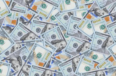 100 dolarlık banknotlar büyük yığın halinde duruyor. Zengin yaşam kavramsal geçmişi. Büyük miktarda para.