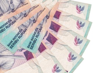1000 Endonezya rupia banknotu beyaz arka planda izole edilmiş bir şekilde duruyor. Fan şeklinde fotokopi alanı da yakın planda. Finansal işlemler kavramı