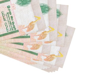 10 Sri Lanka rupisi küçük gruplar halinde ya da beyaz paketler halinde yatar. Kopyalama alanı olan bir model. İş ve para değişimi kavramı
