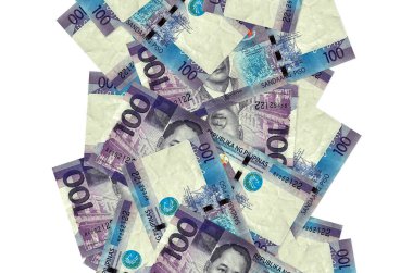 100 Filipin piso banknotları beyazın üzerinde izole bir şekilde uçuyor. Birçok banknot sol ve sağ tarafta beyaz kopya alanı ile düşüyor