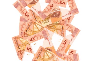 Beyaz üzerine izole edilmiş 5 Belorus rublesi. Birçok banknot sol ve sağ tarafta beyaz kopya alanı ile düşüyor