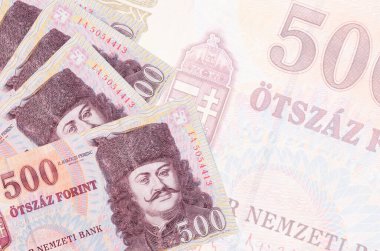 500 Macar forint faturası yarı saydam banknotun arka planında duruyor. Kopyalama alanı olan soyut iş arkaplanı