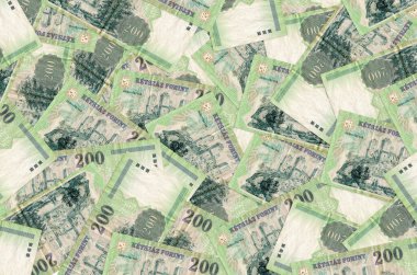 200 Macar forint banknotu büyük bir yığın halinde duruyor. Zengin yaşam kavramsal geçmişi. Büyük miktarda para.