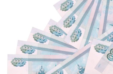 1000 rusya rublesi banknotları beyaza izole edilmiş farklı bir sırayla yatar. Yerel bankacılık ya da para kazanma konsepti. İş arkaplanı afişi