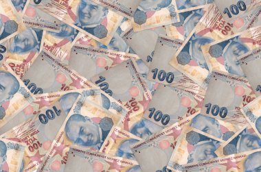 100 Türk lirası büyük bir yığın halinde duruyor. Zengin yaşam kavramsal geçmişi. Büyük miktarda para.