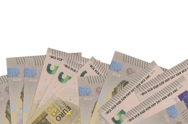 Ekranın alt tarafında 5 avroluk banknotlar var. Beyaz arka planda izole edilmiş ve fotokopi alanı var. Paralı iş kavramları için arkaplan afişi şablonu