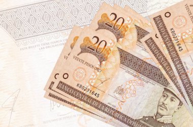 Dominik 'ten gelen 20 peso banknot büyük yarı şeffaf banknotların arkasında duruyor. Ulusal para biriminin soyut sunumu. İş konsepti