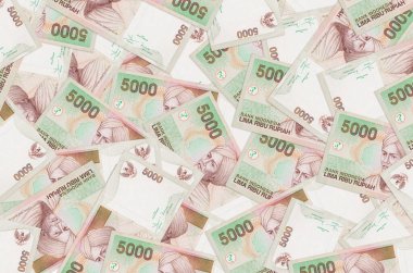 5000 Endonezya rupiası banknotları büyük bir yığın halinde duruyor. Zengin yaşam kavramsal geçmişi. Büyük miktarda para.