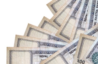 500 Nepal Rupisi banknotları beyaza izole edilmiş farklı bir sırayla yatar. Yerel bankacılık ya da para kazanma konsepti. İş arkaplanı afişi