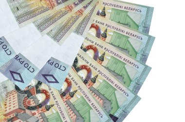 100 Belorus rublesi banknotları beyaz arka planda izole edilmiş, fotokopi alanı da yakın planda tutuluyor. Finansal işlemler kavramı