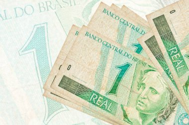 Büyük yarı şeffaf banknotun arka planında 1 Brezilyalı gerçek banknot duruyor. Ulusal para biriminin soyut sunumu. İş konsepti