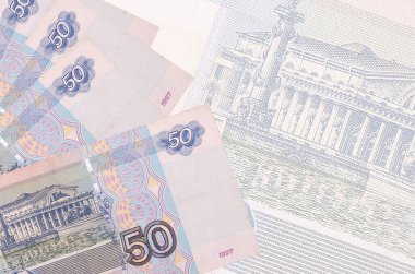 50 Rus Rublesi banknotları büyük yarı şeffaf banknotların arka planında duruyor. Kopyalama alanı olan soyut iş arkaplanı