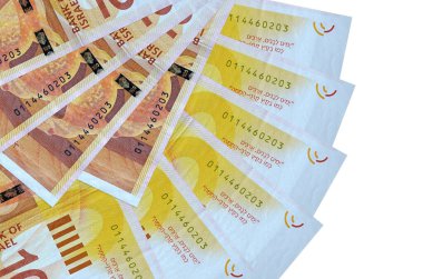 100 İsrailli yeni şekel banknotları beyaz arka planda izole edilmiş bir şekilde duruyor ve fotokopi alanı fan şeklinde dizilmiş. Finansal işlemler kavramı