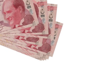 10 Türk lirası banknotlar küçük gruplar halinde ya da beyaz paketler halinde uzanıyor. Kopyalama alanı olan bir model. İş ve para değişimi kavramı