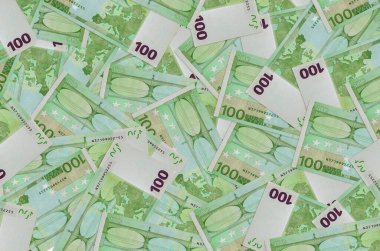 100 Euro 'luk banknotlar yığınla. Zengin yaşam kavramsal geçmişi. Büyük miktarda para.