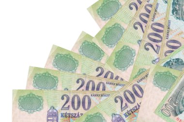 200 Macar forint banknotu beyaza izole edilmiş farklı bir sırayla yatar. Yerel bankacılık ya da para kazanma konsepti. İş arkaplanı afişi