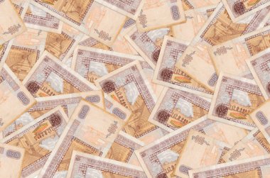 100 Guatemalalı quetzales banknotu büyük yığın halinde duruyor. Zengin yaşam kavramsal geçmişi. Büyük miktarda para.