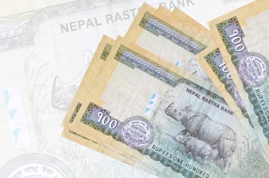 100 Nepal Rupisi banknotları büyük yarı şeffaf banknotların arka planında duruyor. Ulusal para biriminin soyut sunumu. İş konsepti