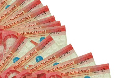 50 Filipinli piso banknotları beyaz arka planda izole edilmiş, fotokopi alanı da yakın planda tutuluyor. Maaş zamanı kavramı veya finansal işlemler