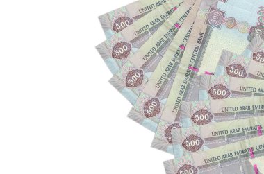 500 BAE dirhem banknotu beyaz arka planda fotokopi alanı ile izole bir şekilde duruyor. Zengin yaşam kavramsal geçmişi. Büyük miktarda ulusal para birimi zenginliği
