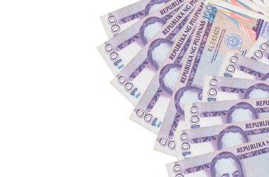100 Filipinli piso banknotları beyaz arka planda fotokopi alanı ile izole edilmiş yatar. Zengin yaşam kavramsal geçmişi. Büyük miktarda ulusal para birimi zenginliği