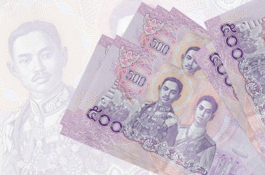 500 Tayland baht faturası büyük yarı şeffaf banknotun arka planında duruyor. Ulusal para biriminin soyut sunumu. İş konsepti