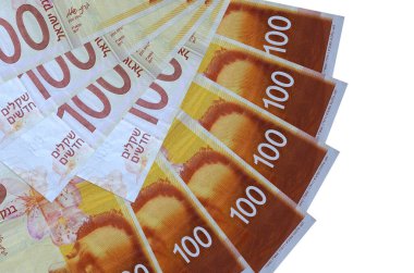 100 İsrailli yeni şekel banknotları beyaz arka planda izole edilmiş bir şekilde duruyor ve fotokopi alanı fan şeklinde dizilmiş. Finansal işlemler kavramı