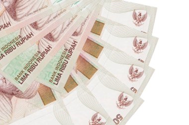 5000 Endonezya rupia banknotu beyaz arka planda izole edilmiş bir şekilde duruyor ve fotokopi alanı da yakın planda tutuluyor. Finansal işlemler kavramı