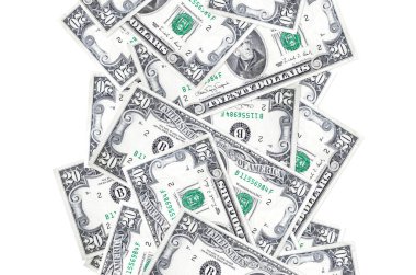 20 dolarlık banknotlar beyazın üzerinde izole bir şekilde uçuyor. Birçok banknot sol ve sağ tarafta beyaz kopya alanı ile düşüyor