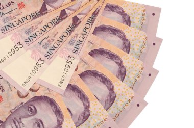 2 Singapur doları banknotlar beyaz arka planda izole bir şekilde duruyor ve fotokopi alanı fan şeklinde üst üste yığılmış. Finansal işlemler kavramı