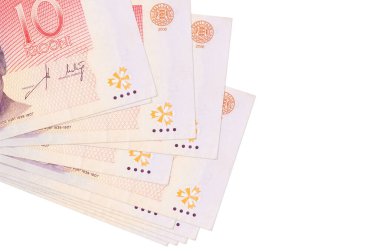10 Estonya kroon banknotu küçük gruplar halinde ya da beyaza izole edilmiş paketler halinde yatar. Kopyalama alanı olan bir model. İş ve para değişimi kavramı