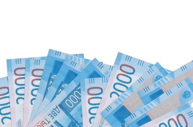 2000 Rus rublesi banknotları ekranın alt tarafında, beyaz arka planda, kopyalama alanı ile izole bir şekilde duruyor. Paralı iş kavramları için arkaplan afişi şablonu